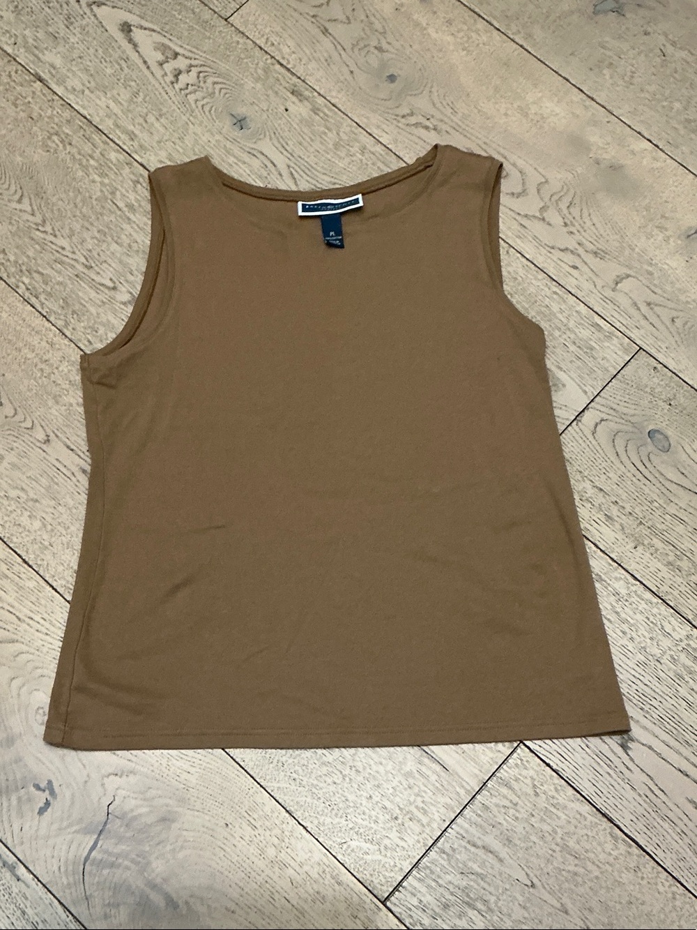 Woman’s Karen Scott tan tank. Petit large. 100% cotton. Round neck